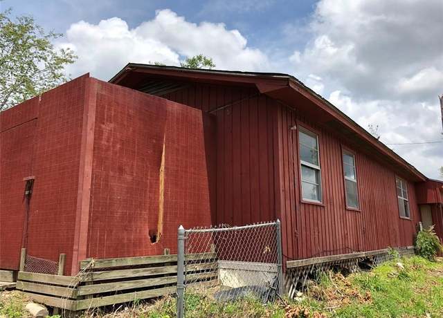 Property at 143 N Oak Lee Dr, Onalaska, TX 77360, 3 beds, 2 baths