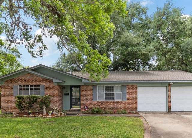 Property at 55 Pin Oak Ct, Lake Jackson, TX 77566, 3 beds, 2 baths