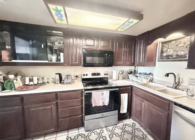 Property at 2016 Main St #1704, Houston, TX 77002, 3 beds, 2.5 baths