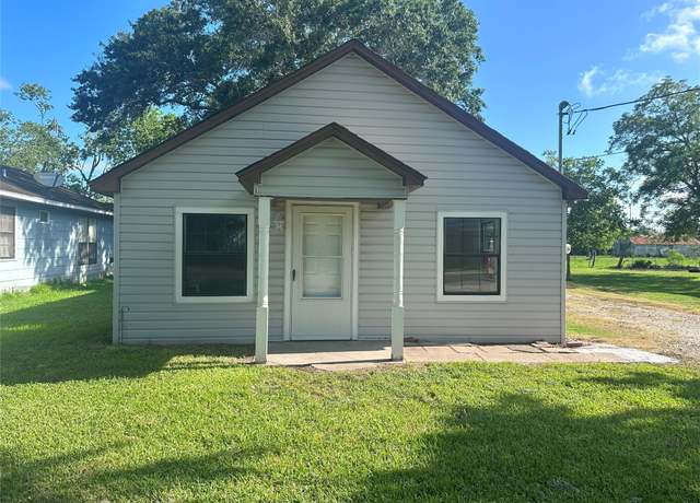 Property at 114 W Alfred St, El Campo, TX 77437, 4 beds, 1.5 baths