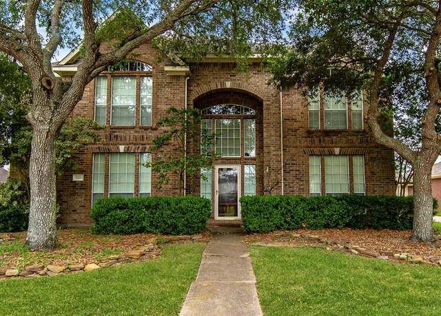 Property at 3218 W Oaks Blvd, Pearland, TX 77584, 4 beds, 3.5 baths