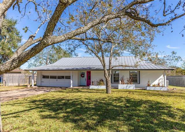 Property at 3141 Bluebonnet Blvd, Brenham, TX 77833, 3 beds, 2 baths