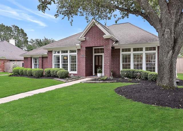 Property at 1405 Blueberry Ln, Friendswood, TX 77546, 4 beds, 2.5 baths