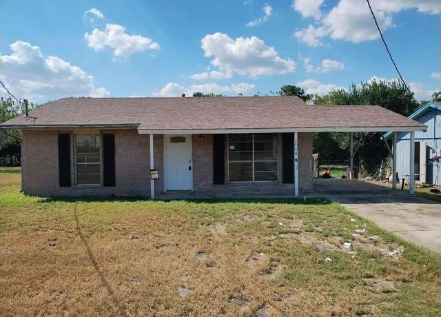 Property at 1006 Mesquite St, Refugio, TX 78377, 2 beds, 1 bath