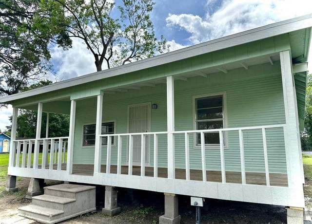 Property at 606 Lamar St, Liberty, TX 77575, 4 beds, 2 baths