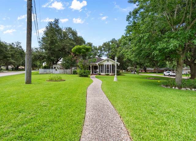 Property at 512 Venice St, Sugar Land, TX 77478, 3 beds, 2.5 baths