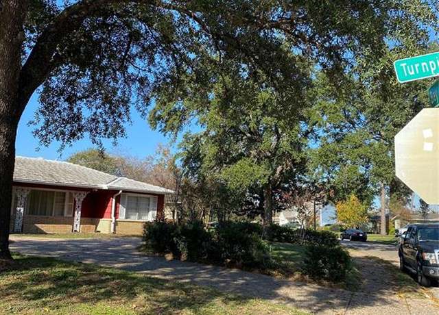 Property at 905 Bay Oaks Rd, Houston, TX 77008, 3 beds, 2 baths