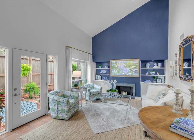 Property at 2555 Bering Dr #17, Houston, TX 77057, 3 beds, 2.5 baths