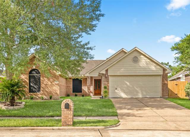Property at 3023 Regata Run Dr, Friendswood, TX 77546, 3 beds, 2 baths
