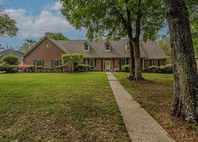 Property at 5 Bayou Bend Pl, Beaumont, TX 77706, 5 beds, 3.5 baths