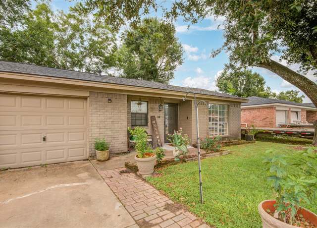 Property at 516 W Mimosa St, Angleton, TX 77515, 2 beds, 1.5 baths