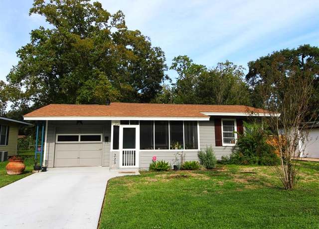 Property at 223 Jasmine St, Lake Jackson, TX 77566, 3 beds, 1 bath