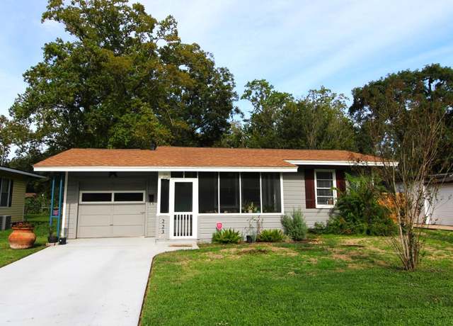 Property at 223 Jasmine St, Lake Jackson, TX 77566, 3 beds, 1 bath