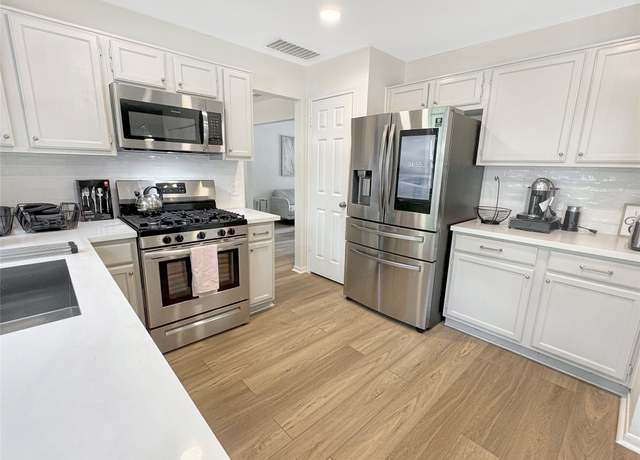 Property at 18 Cottage Grove Pl, The Woodlands, TX 77381, 4 beds, 2.5 baths