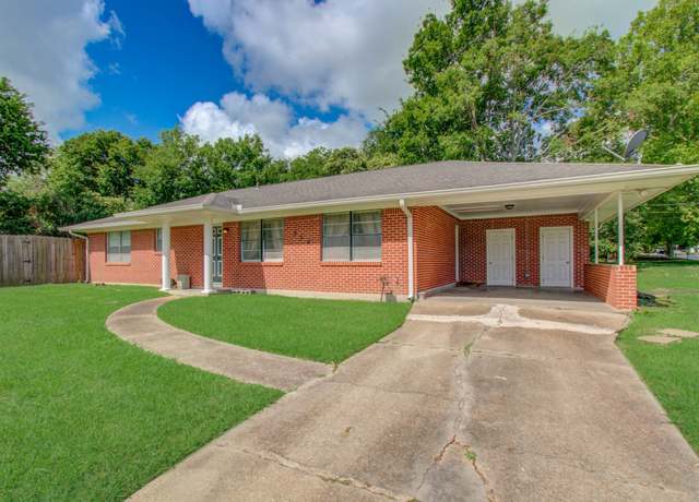 Property at 904 Oak Dr, Huntsville, TX 77320, 3 beds, 2 baths