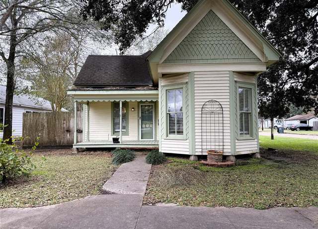 Property at 402 Alamo St, El Campo, TX 77437, 3 beds, 1 bath