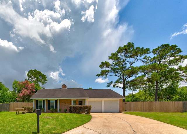 Property at 805 E Stadium Ct, Friendswood, TX 77546, 3 beds, 2 baths