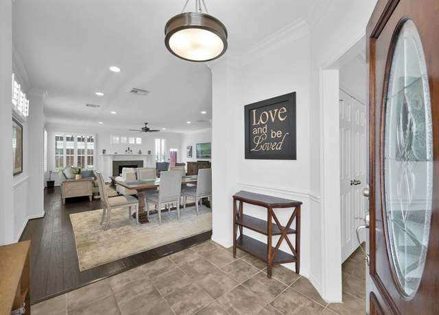 Property at 905 Wakefield Dr, Houston, TX 77018, 3 beds, 2.5 baths