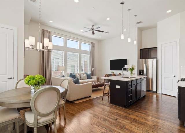 Property at 1005 Green Kensington Dr, Houston, TX 77008, 3 beds, 2.5 baths