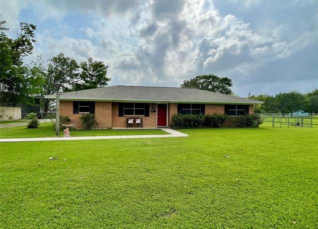 Property at 1206 Main St, Alvin, TX 77511, 3 beds, 2 baths