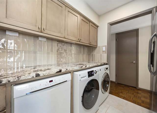 Property at 470 N Post Oak Ln #470, Houston, TX 77024, 2 beds, 2.5 baths
