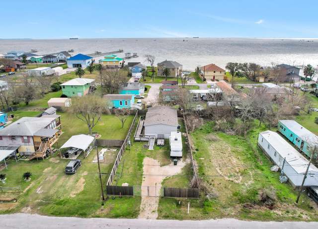 Property at 725 5th St, Dickinson, TX 77539, 3 beds, 2 baths