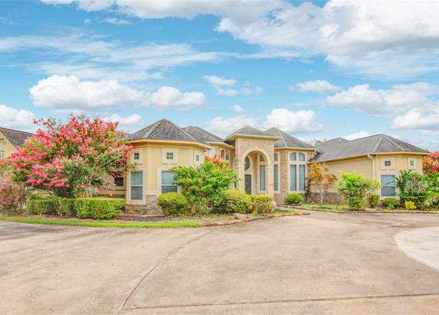 Property at 101 Rosewood St, Lake Jackson, TX 77566, 4 beds, 5 baths
