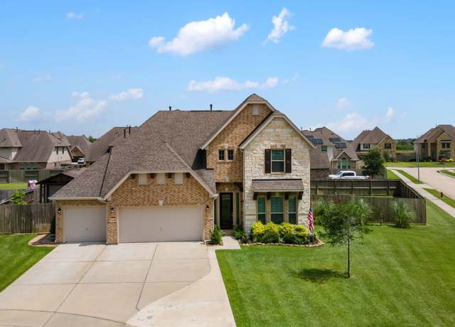 Property at 13314 Village Circle Dr, Mont Belvieu, TX 77535, 5 beds, 3.5 baths
