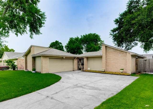Property at 17043 Coachmaker Dr, Friendswood, TX 77546, 4 beds, 2 baths