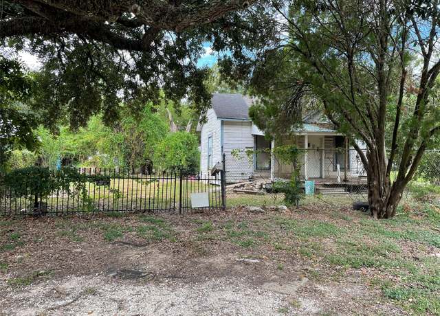 Property at 420 4th St, Rosenberg, TX 77471, 3 beds, 2 baths