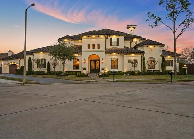 Property at 213 Los Frailes Dr, Friendswood, TX 77546, 5 beds, 5 baths