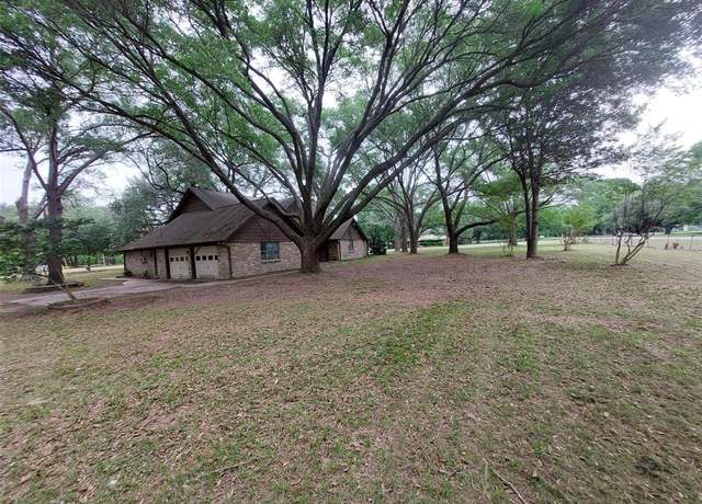Property at 206 Garden W, Conroe, TX 77304, 5 beds, 4 baths