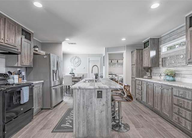Property at 844 Harbor Point Dr, Trinity, TX 75862, 3 beds, 2 baths