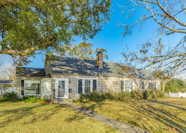 Property at 302 E Jackson St, West Columbia, TX 77486, 3 beds, 3 baths