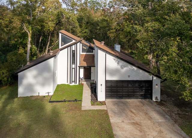 Property at 110 Hanover Ln, Panorama Village, TX 77304, 3 beds, 2.5 baths