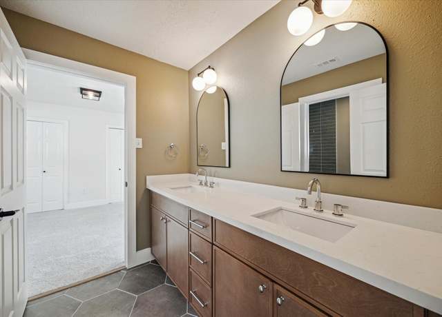 Property at 11910 Knobcrest Dr, Houston, TX 77070, 3 beds, 3.5 baths