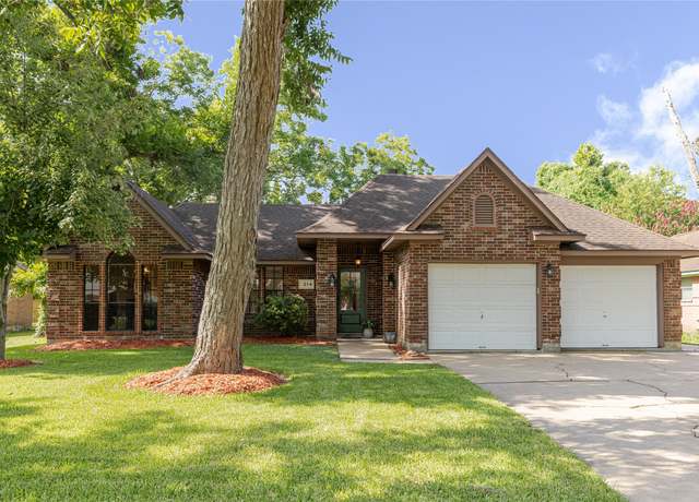Property at 214 Balsam St, Lake Jackson, TX 77566, 3 beds, 2 baths