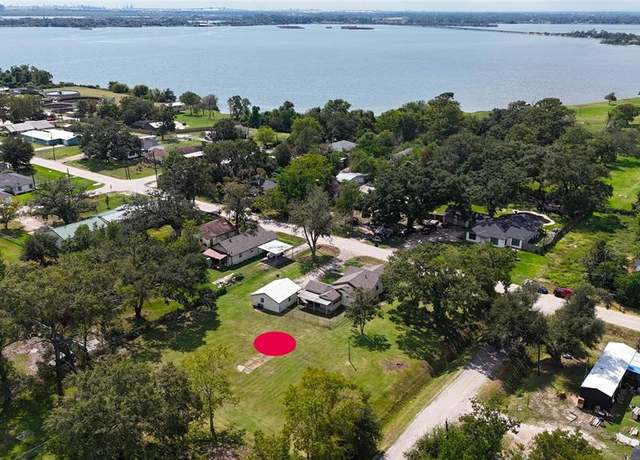 Property at 203 S 6th St, Highlands, TX 77562, 3 beds, 1.5 baths