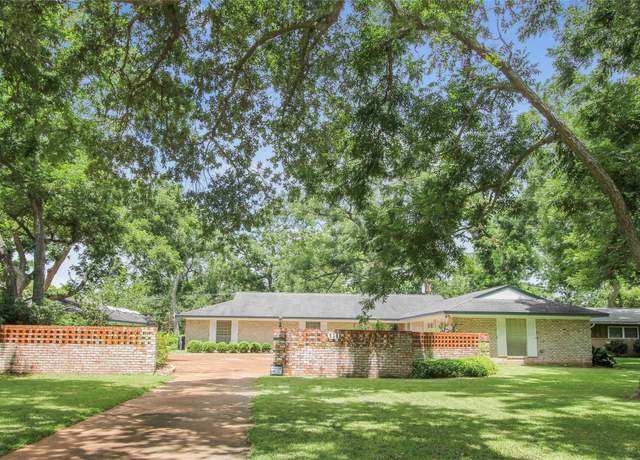 Property at 536 Oak Dr, Lake Jackson, TX 77566, 4 beds, 3.5 baths