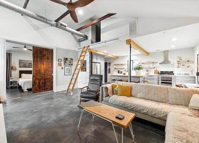 Property at 402 E 25th St, Houston, TX 77008, 2 beds, 1.5 baths
