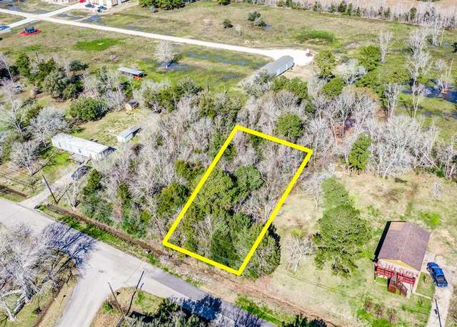 Property at 405 Snug Harbor Dr, Liverpool, TX 77577