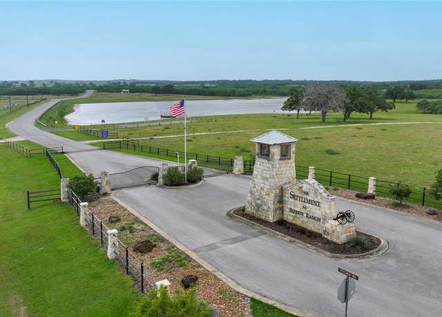 Property at 10 Patriot Cir NW, Luling, TX 78648
