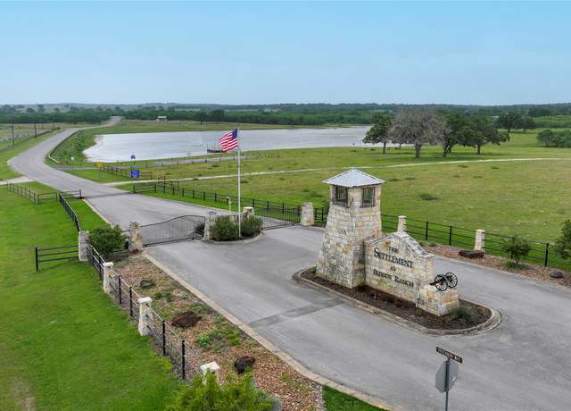 Property at 10 Patriot Cir NW, Luling, TX 78648