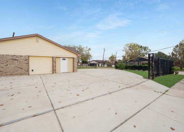 Property at 11614 Sandrock Dr, Houston, TX 77048, 3 beds, 2 baths