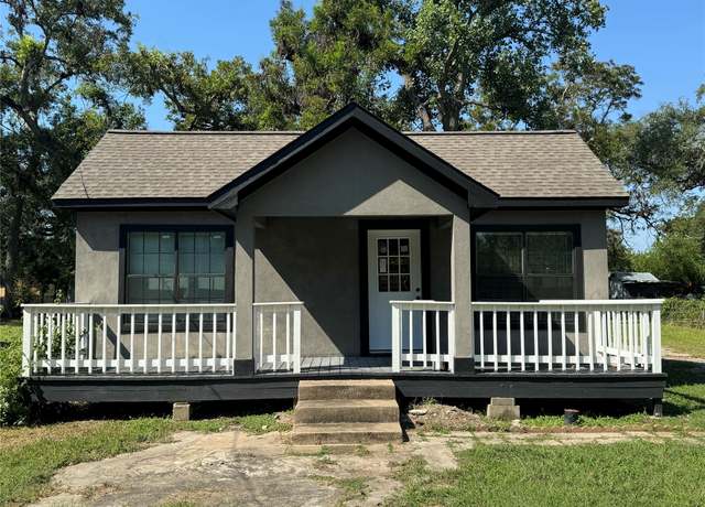 Property at 136 Dodge St, Clute, TX 77531, 3 beds, 1 bath