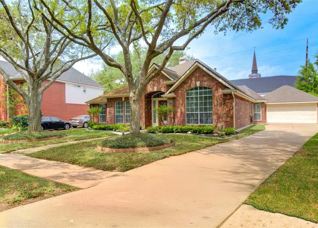 Property at 17402 Lantana Dr, Sugar Land, TX 77479, 4 beds, 2 baths