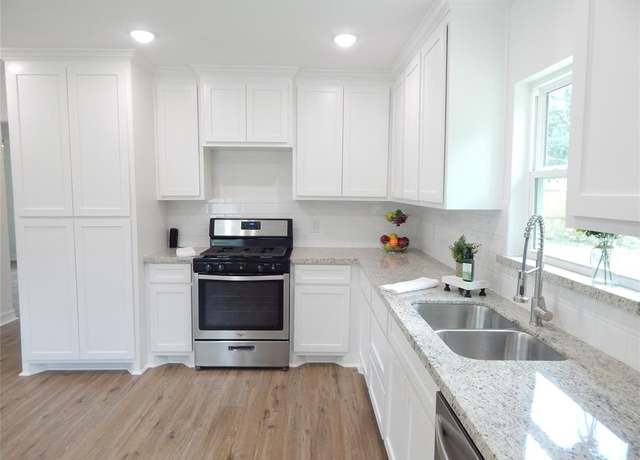 Property at 846 Magnolia St, Lake Jackson, TX 77566, 4 beds, 2 baths