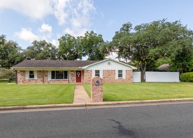 Property at 1330 Kelving Way, Wharton, TX 77488, 2 beds, 2.5 baths