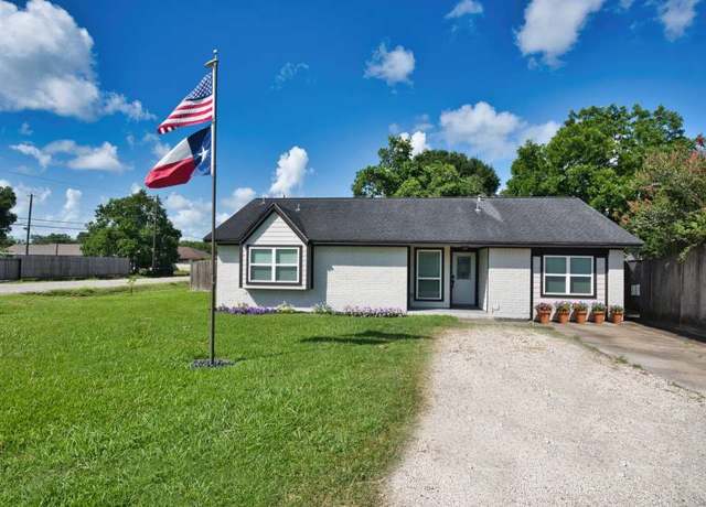Property at 1703 Avenue B, Danbury, TX 77534, 3 beds, 1 bath