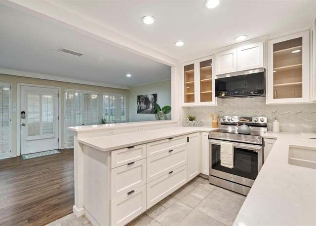 Property at 15 Champions Colony W, Houston, TX 77069, 2 beds, 2 baths